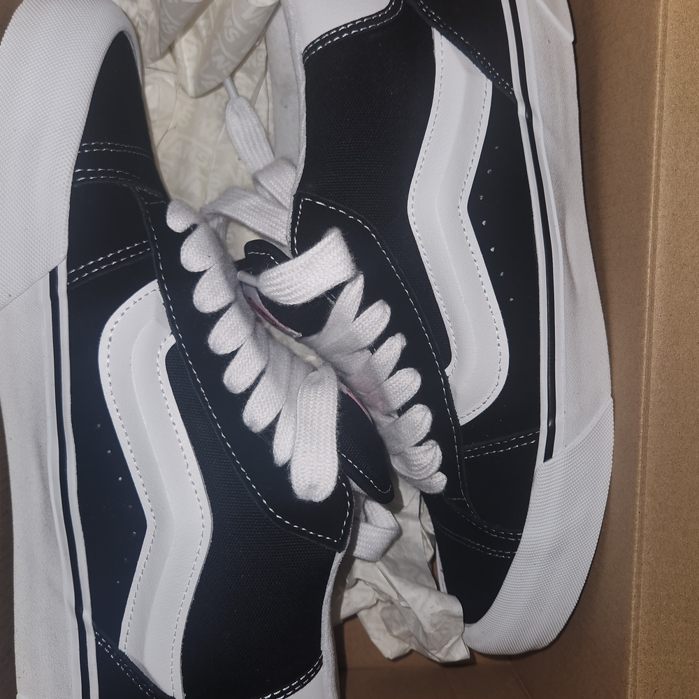 Vans Men's Classic Black and White Sneakers Mid